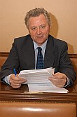 Portrét v poslanecké lavici ve Sněmovně | Jaroslav Zvěřina