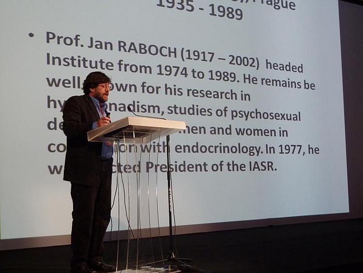 Prof. Petr Weiss při přednášce na plénu, 1. Mezinárodní lékařský kongres: Žena a Muž - reprodukční a sexuální zdraví, Varšava 3. a 4. června 2011