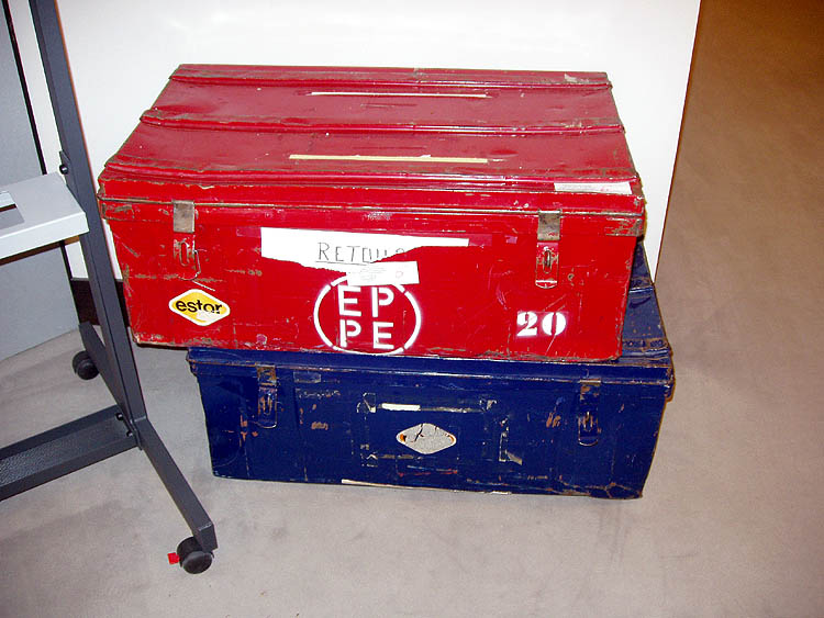 Kovové kufry, ve kterých se pravidelně stěhují obsahy kanceláří EP mezi Bruselem a Štrasburkem