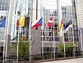 Vlajky členských států EU před budovou Evropského parlamentu v Bruselu | Jaroslav Zvěřina