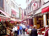 Na procházce typickou bruselskou uličkou plnou kaváren a restaurací | Jaroslav Zvěřina