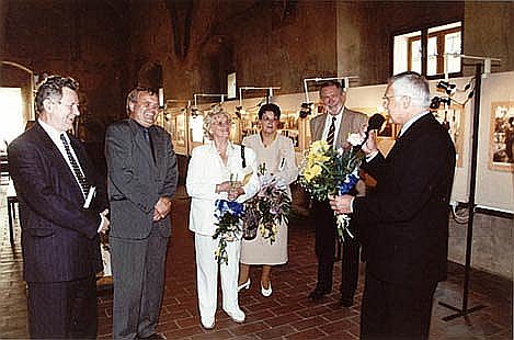 Vernisáž výstavy fotografií Dr. Edvarda Beneše, Gotický sál Husitského muzea v Táboře, Zleva: Jaroslav Zvěřina, František Dědič, Věra Olivová, Marie Šechtlová, Zbyněk Zeman a Václav Klaus, 26.5.2000