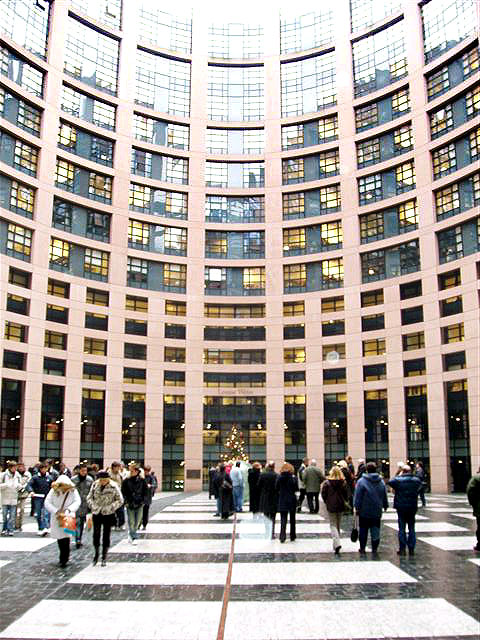 Vchod do budovy EP ve Štrasburku