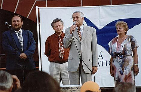 Volební mítink, Žižkovo náměstí v Táboře, Zleva: Pavel Eybert, Jaroslav Zvěřina, Václav Klaus a Dáša Karlovská, rok 1998
