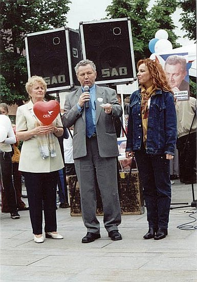 Kampaň do PS Parlamentu ČR, Žižkovo náměstí v Táboře, Zleva: Dáša Karlovská, Jaroslav Zvěřina a Marcela Holanová, rok 2002